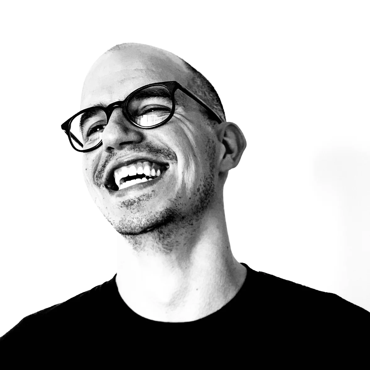 Fábio Santos laughing, in a black-and-white portrait.